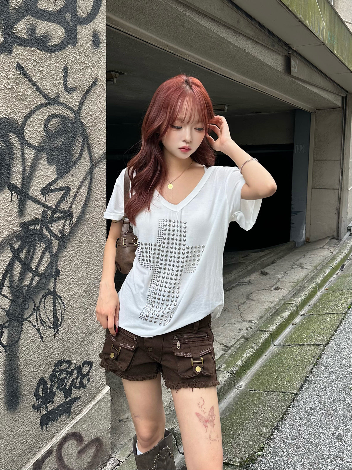 スタッズクロスVネックTシャツ