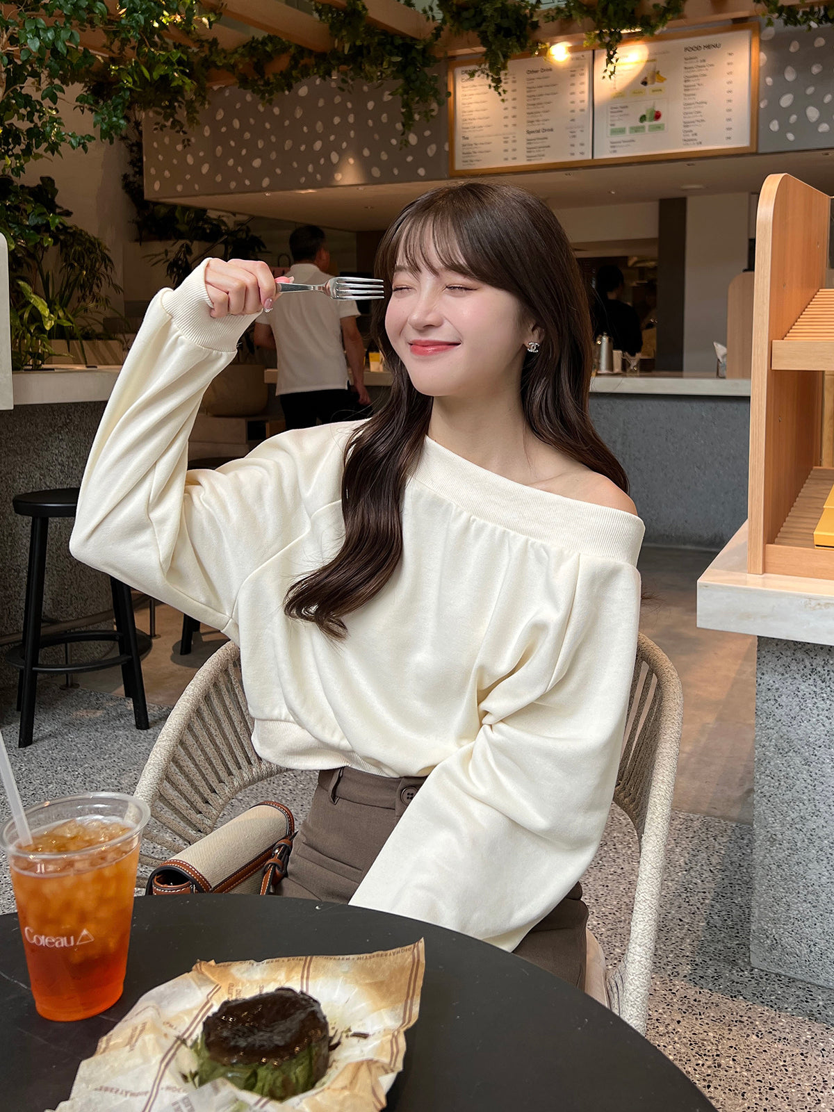 Off-the-shoulder design sweatshirt