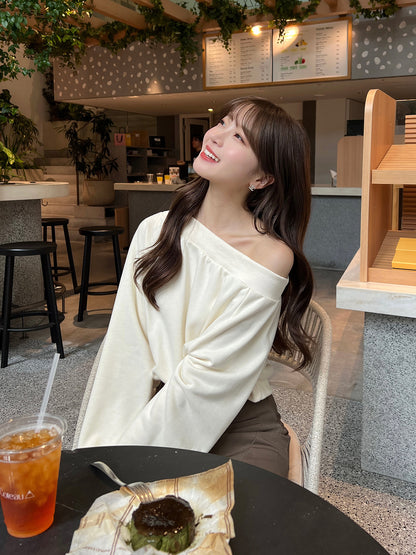 Off-the-shoulder design sweatshirt