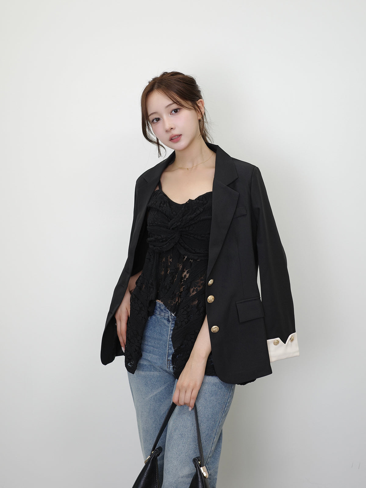 金色纽扣袖口夹克