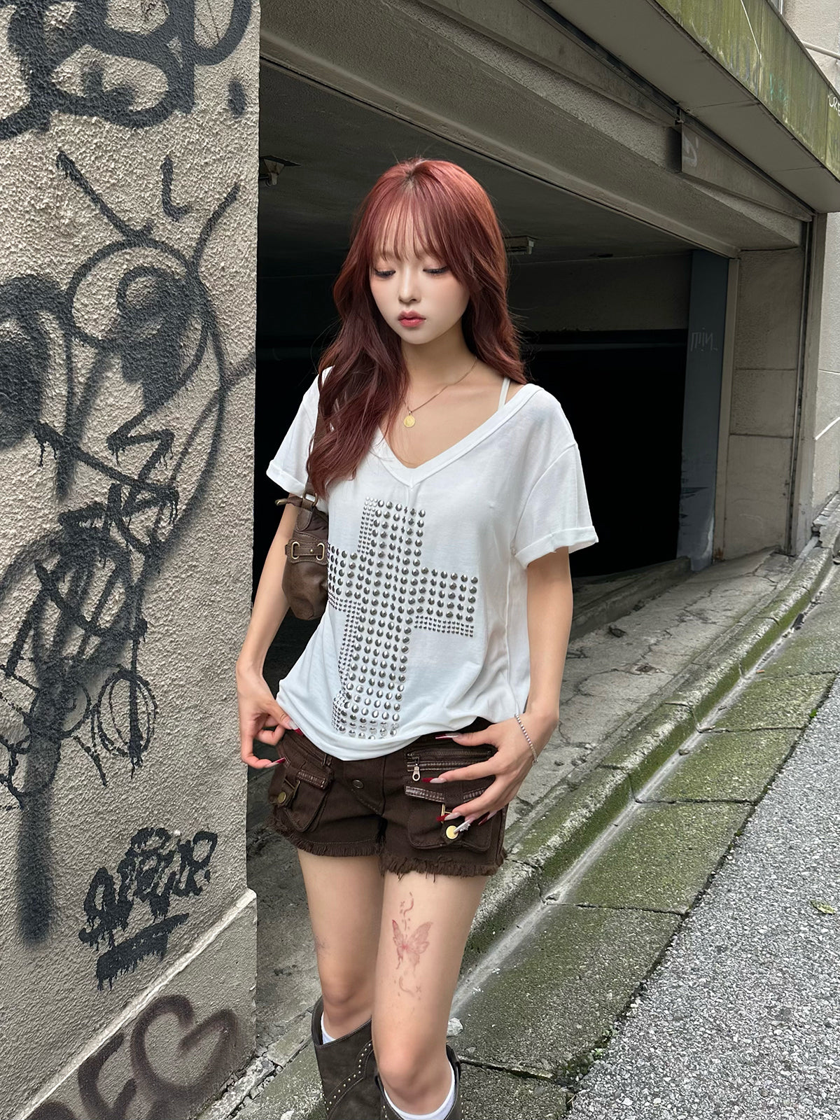 スタッズクロスVネックTシャツ