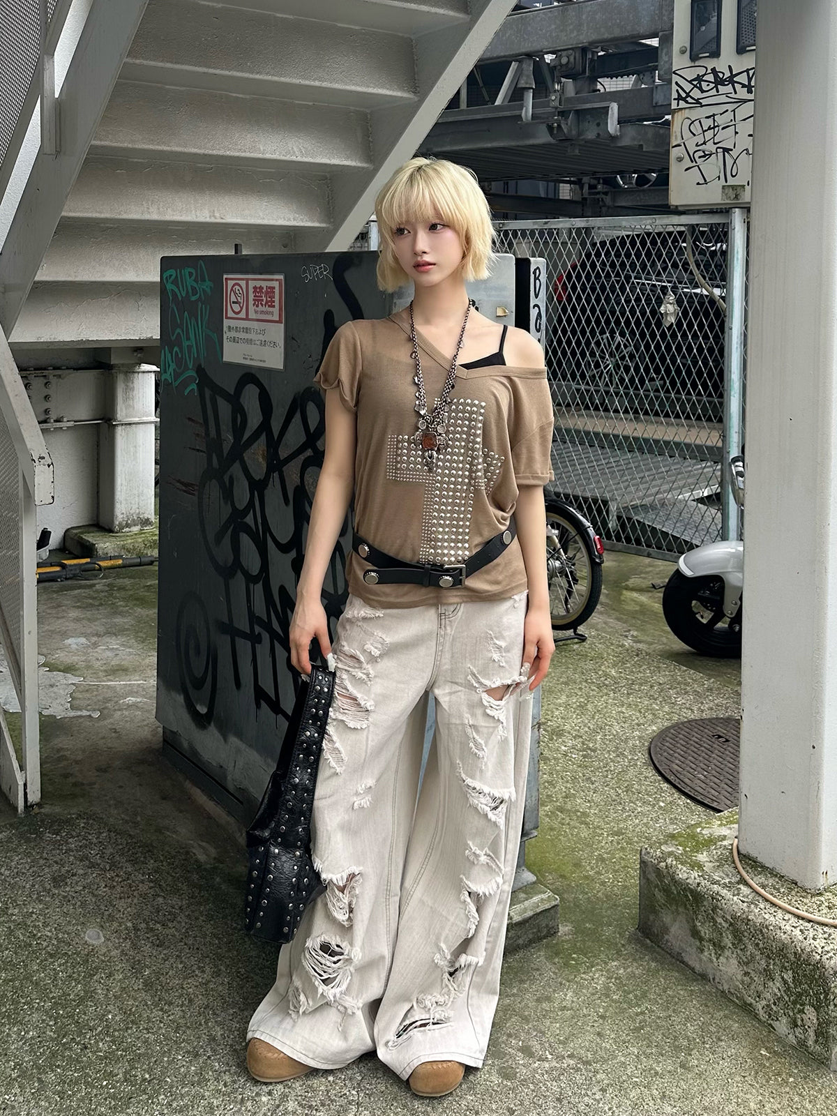 スタッズクロスVネックTシャツ