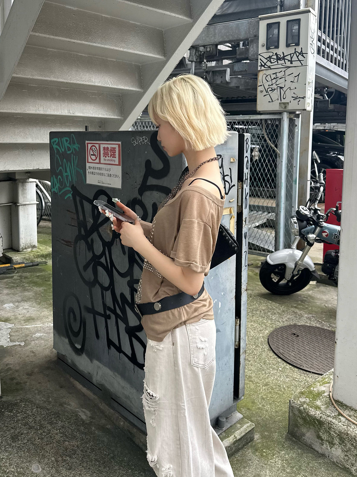 スタッズクロスVネックTシャツ
