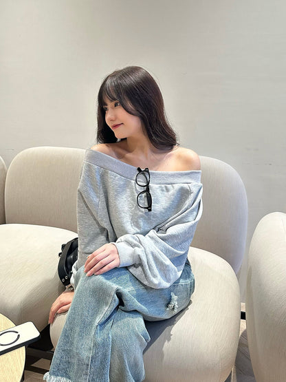 Off-the-shoulder design sweatshirt