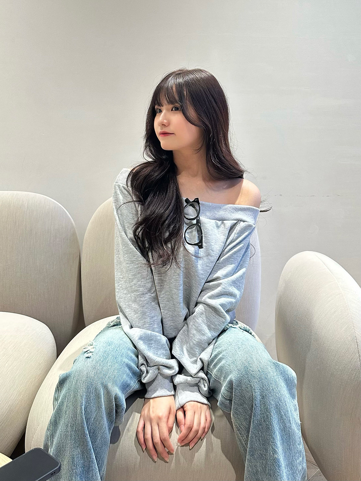 Off-the-shoulder design sweatshirt