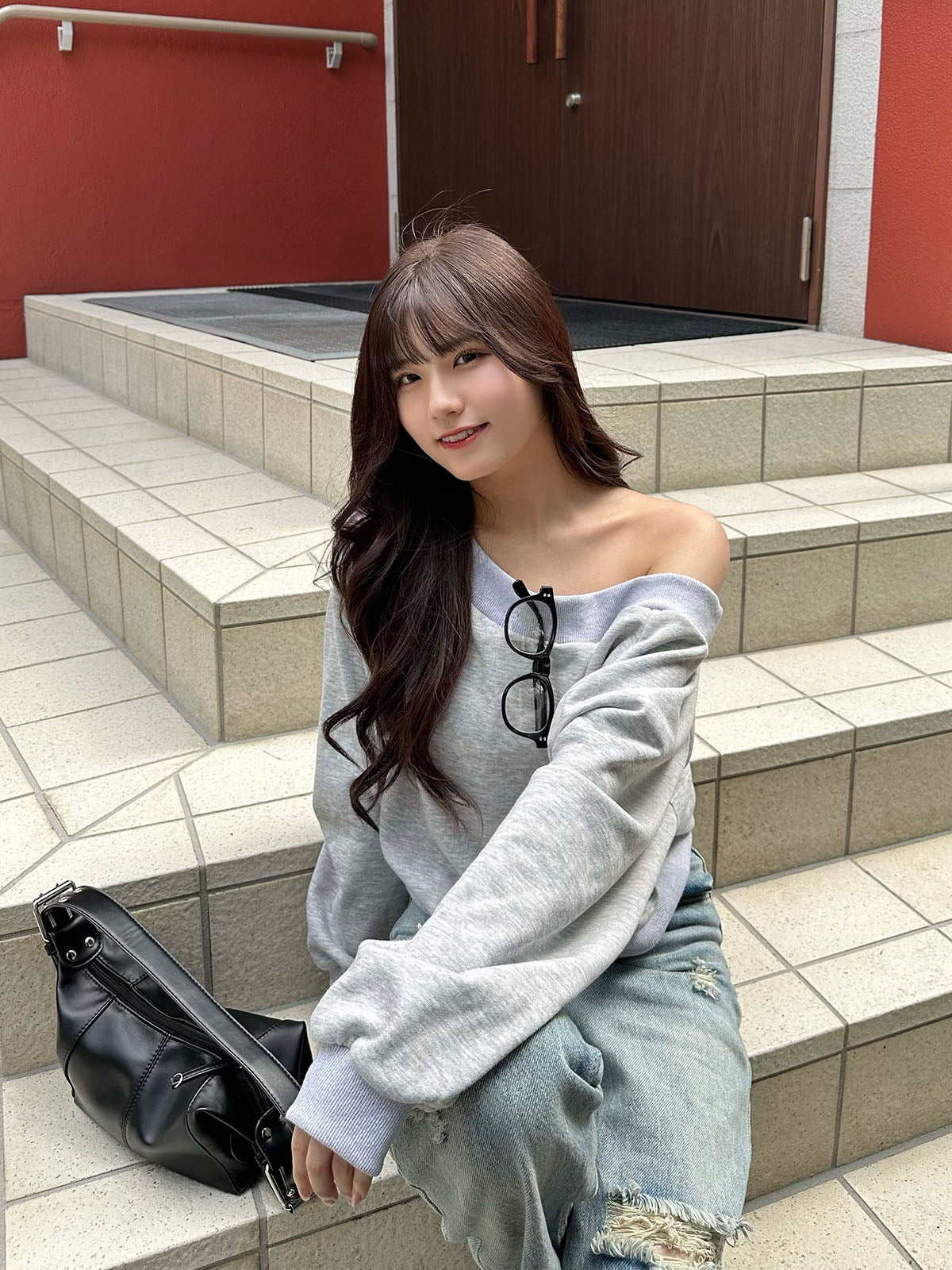 Off-the-shoulder design sweatshirt