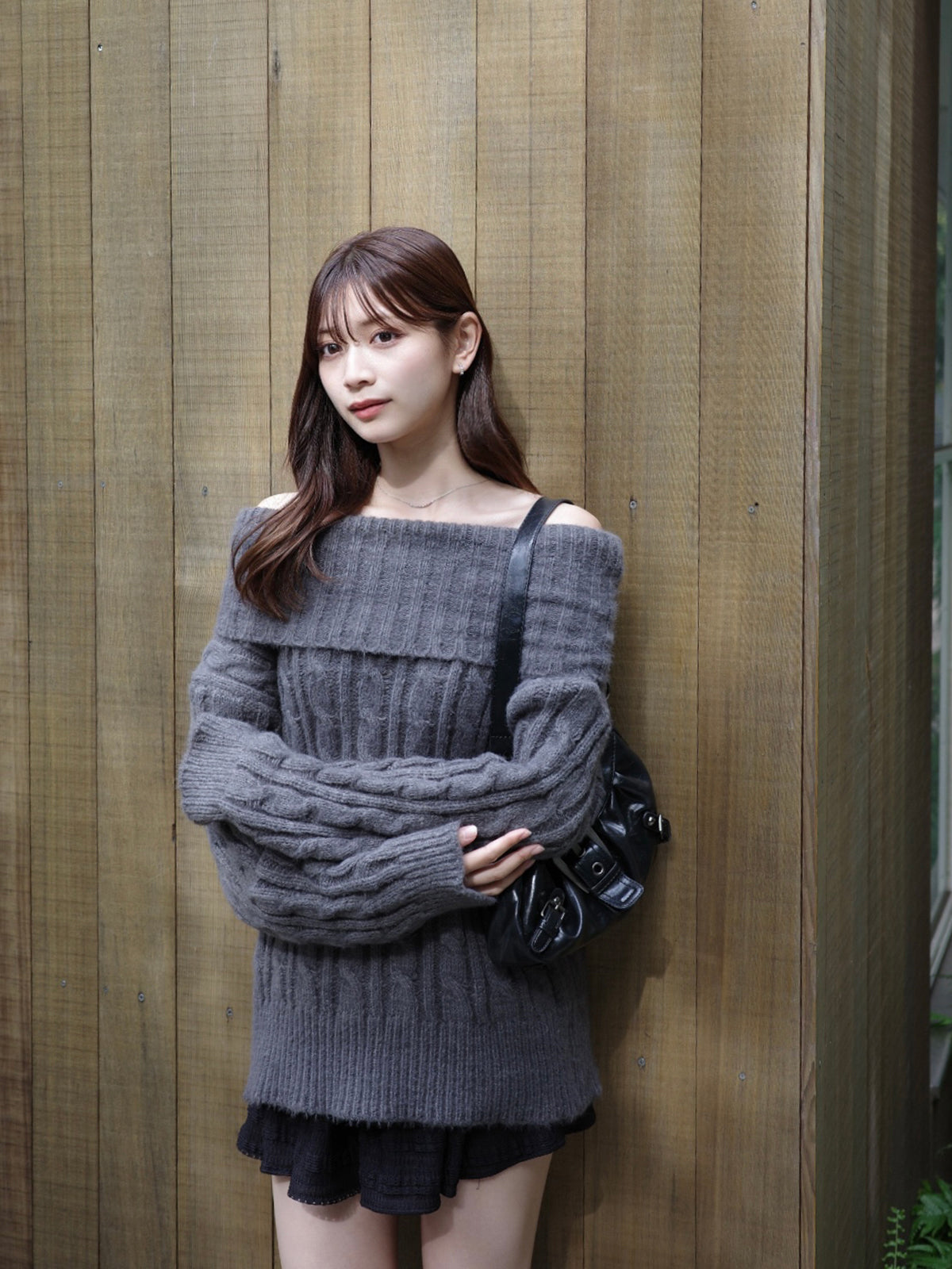 オフショルダーケーブルニット