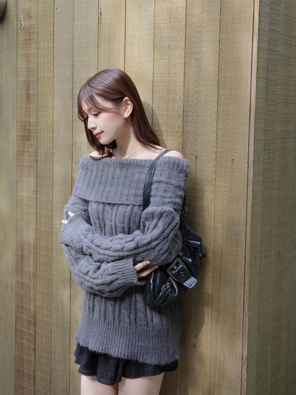 オフショルダーケーブルニット