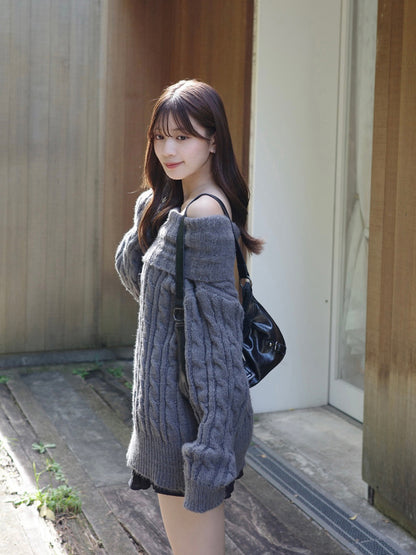 オフショルダーケーブルニット