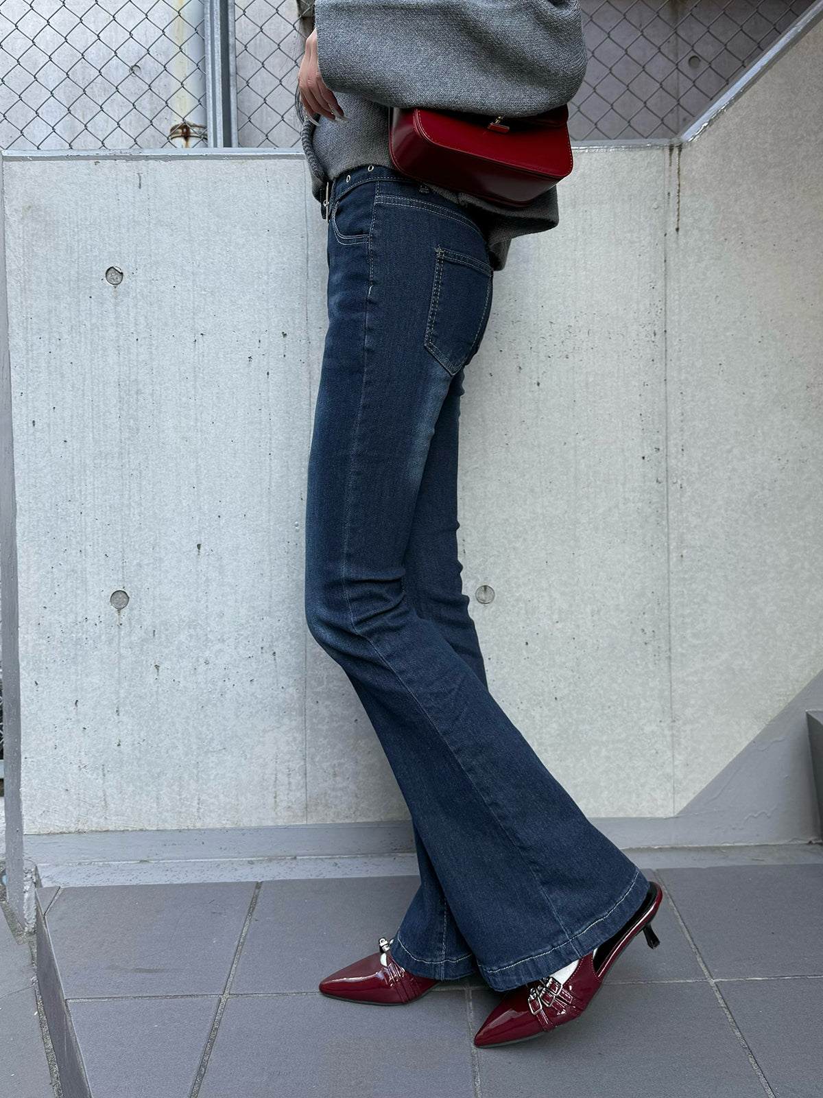 バックルベルトフレアデニムパンツ