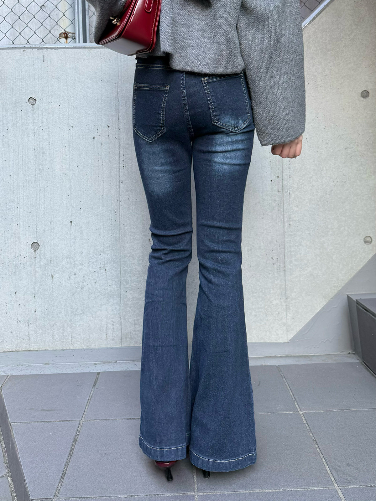 バックルベルトフレアデニムパンツ