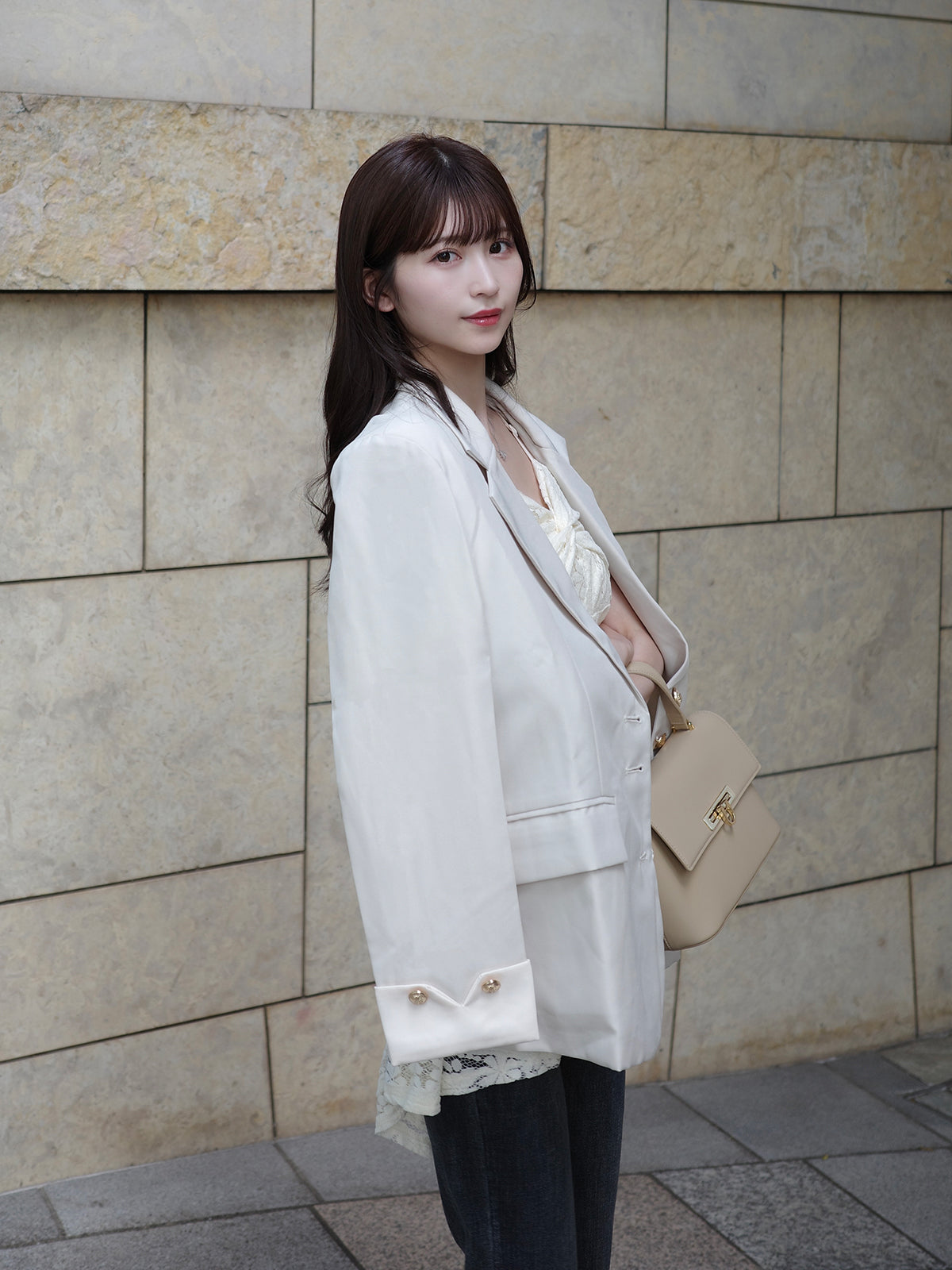 金色纽扣袖口夹克