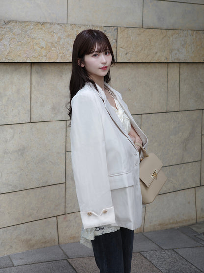 金色纽扣袖口夹克