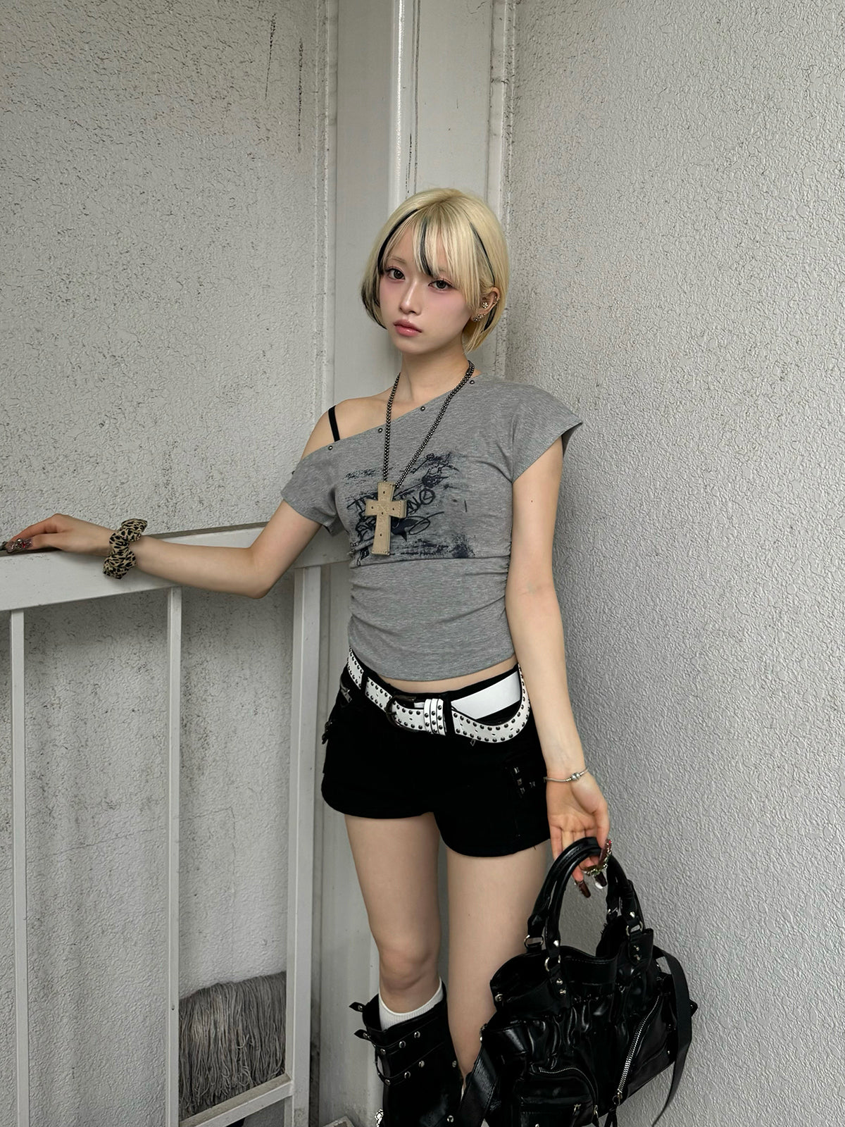 グラフィティデザインワンショルTシャツ