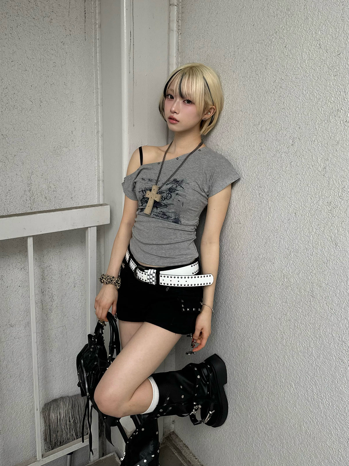 グラフィティデザインワンショルTシャツ