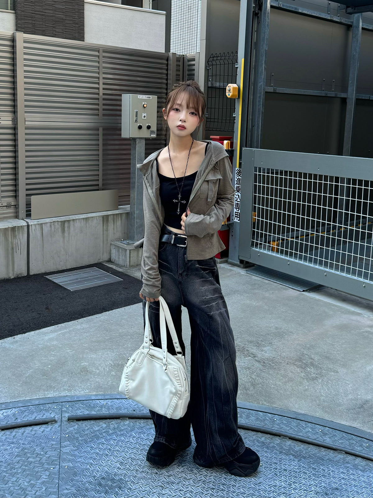 スクラッチワイドブラックデニムパンツ