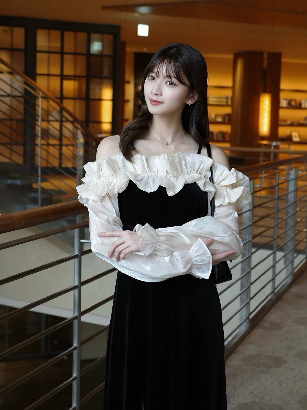 オフショルダーフリルベロアワンピース