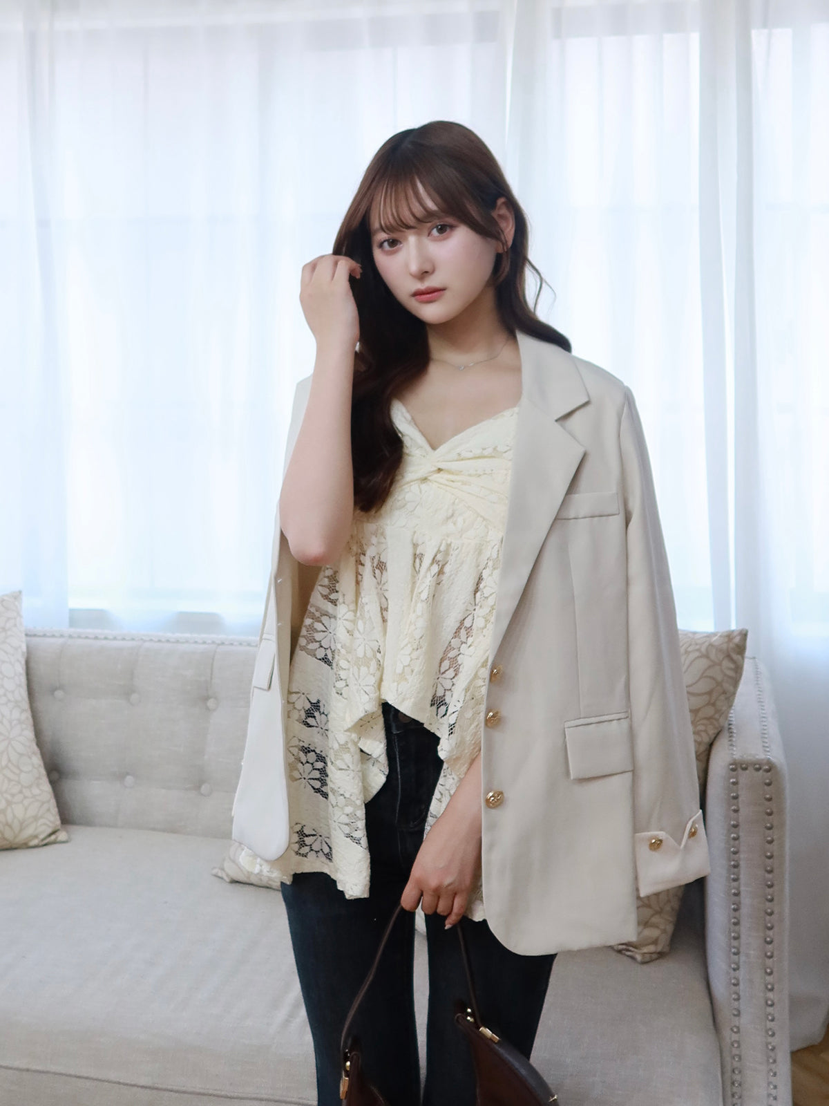 金色纽扣袖口夹克