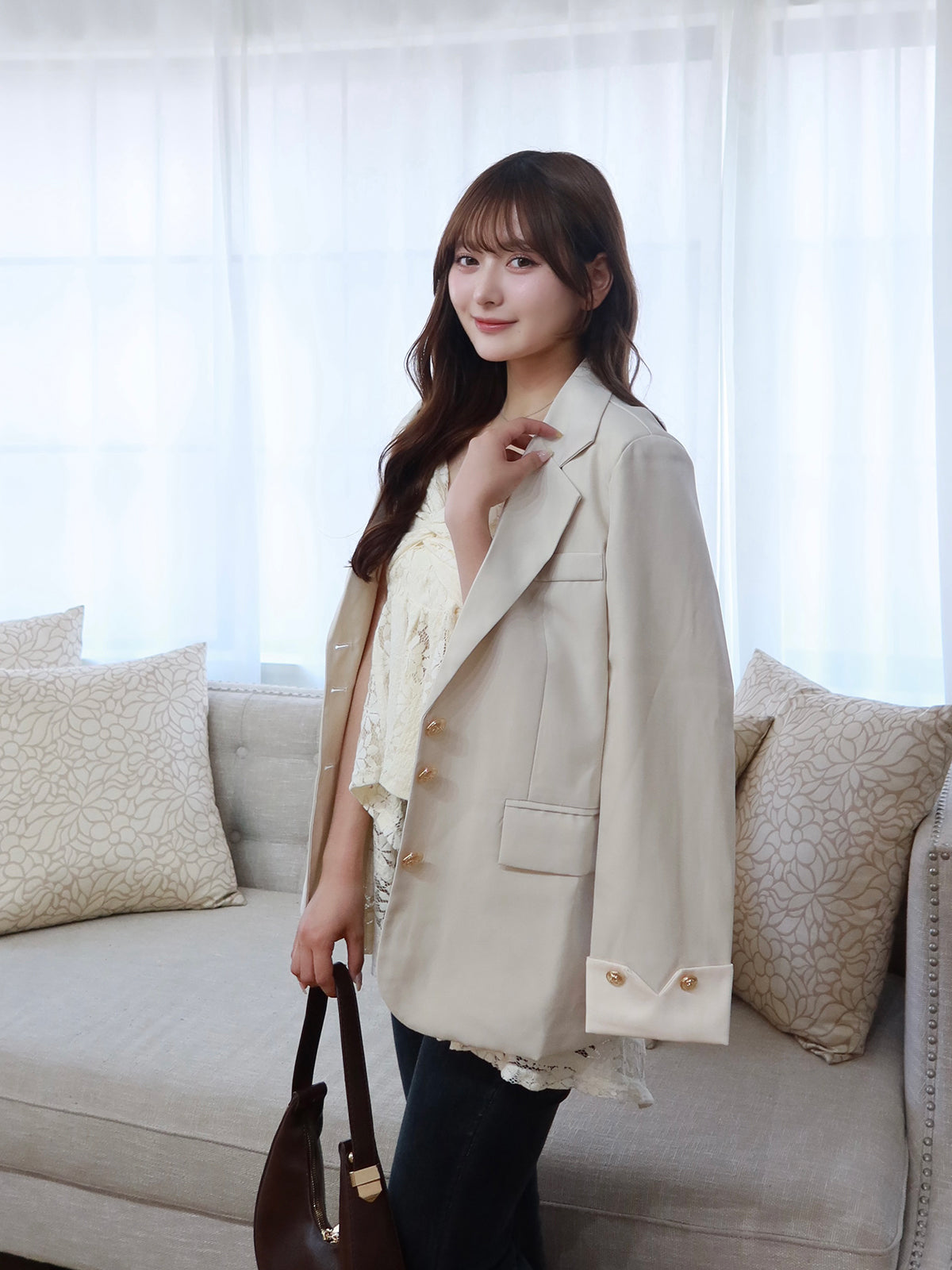 金色纽扣袖口夹克