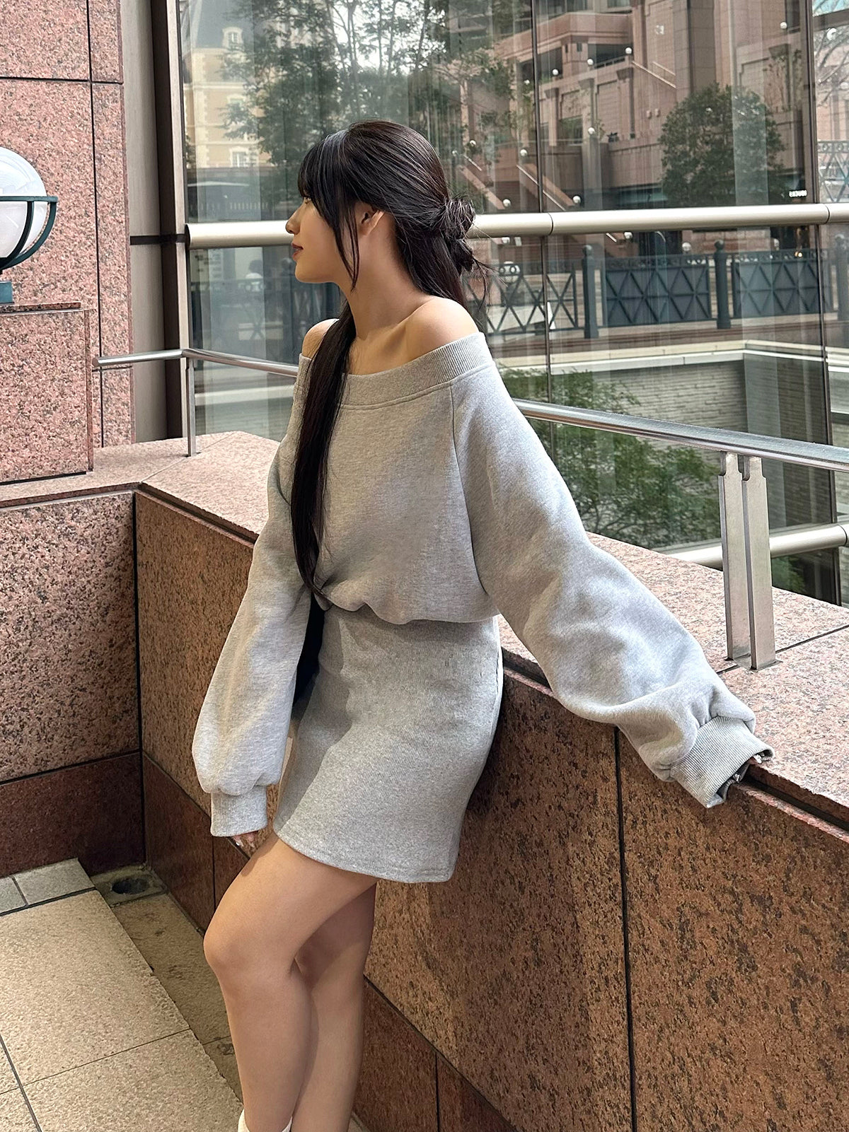 露肩運動衫緊身迷你連衣裙