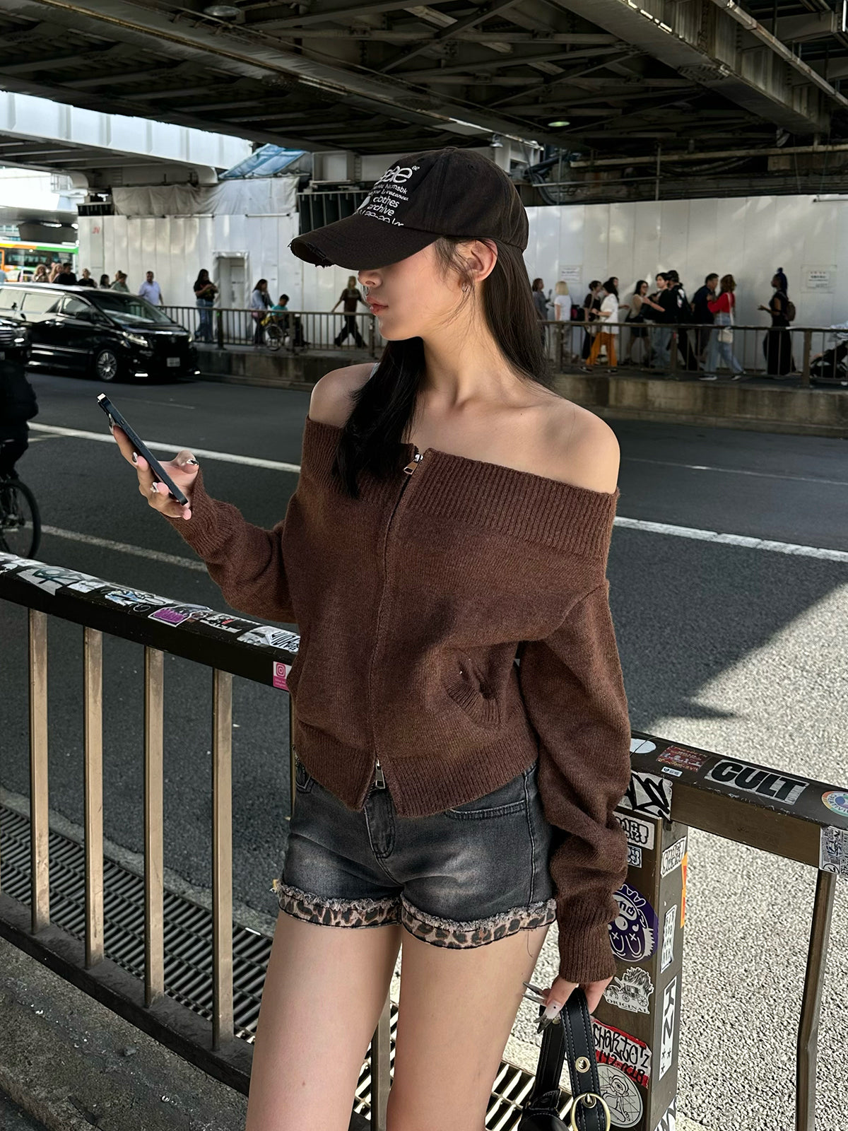 オフショルダブルジップニット