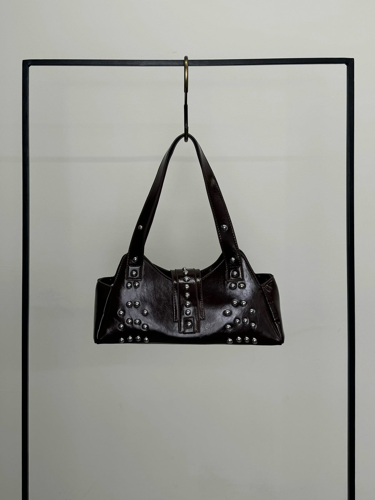 皮革触感铆钉手提包