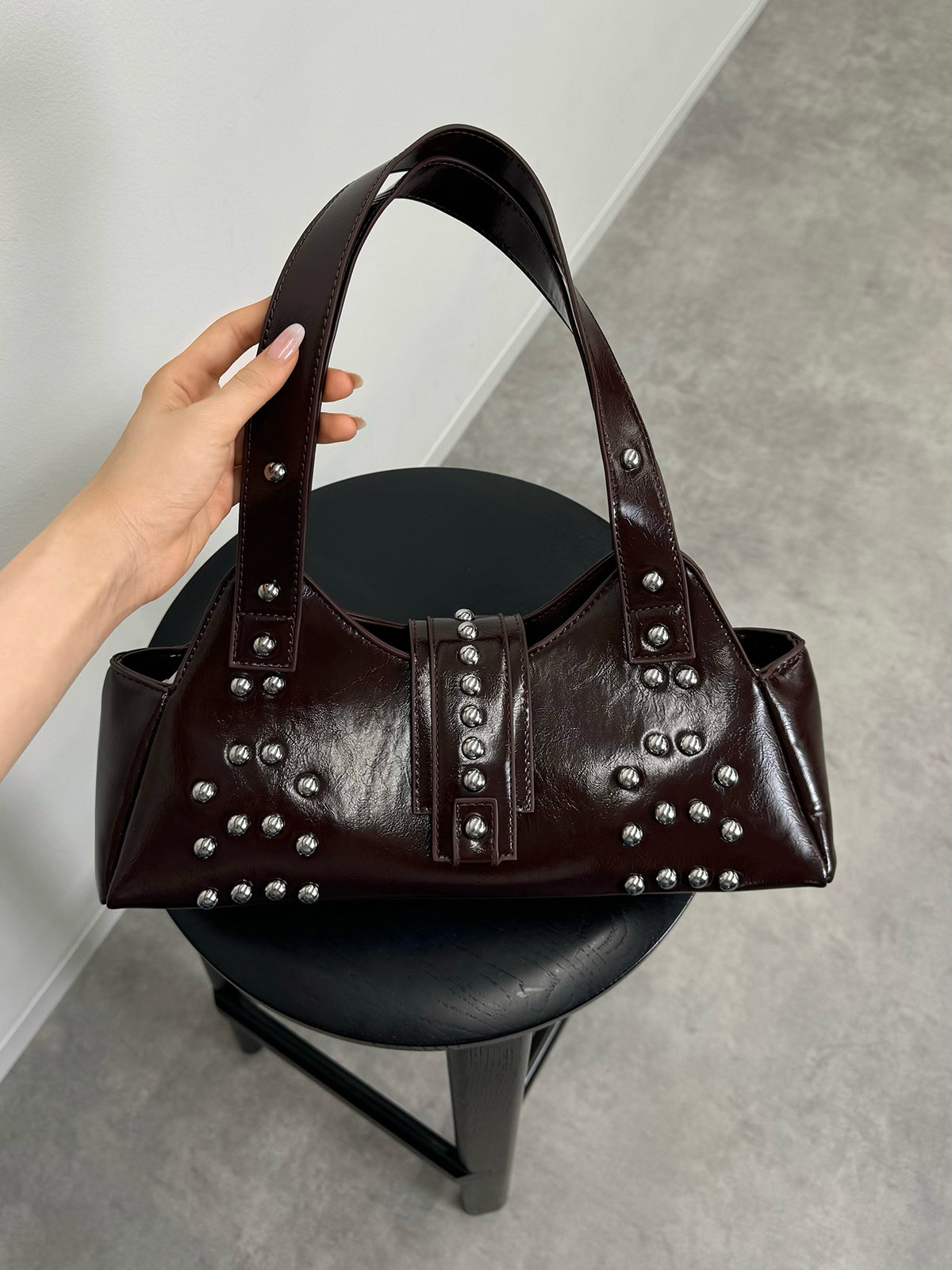 皮革触感铆钉手提包