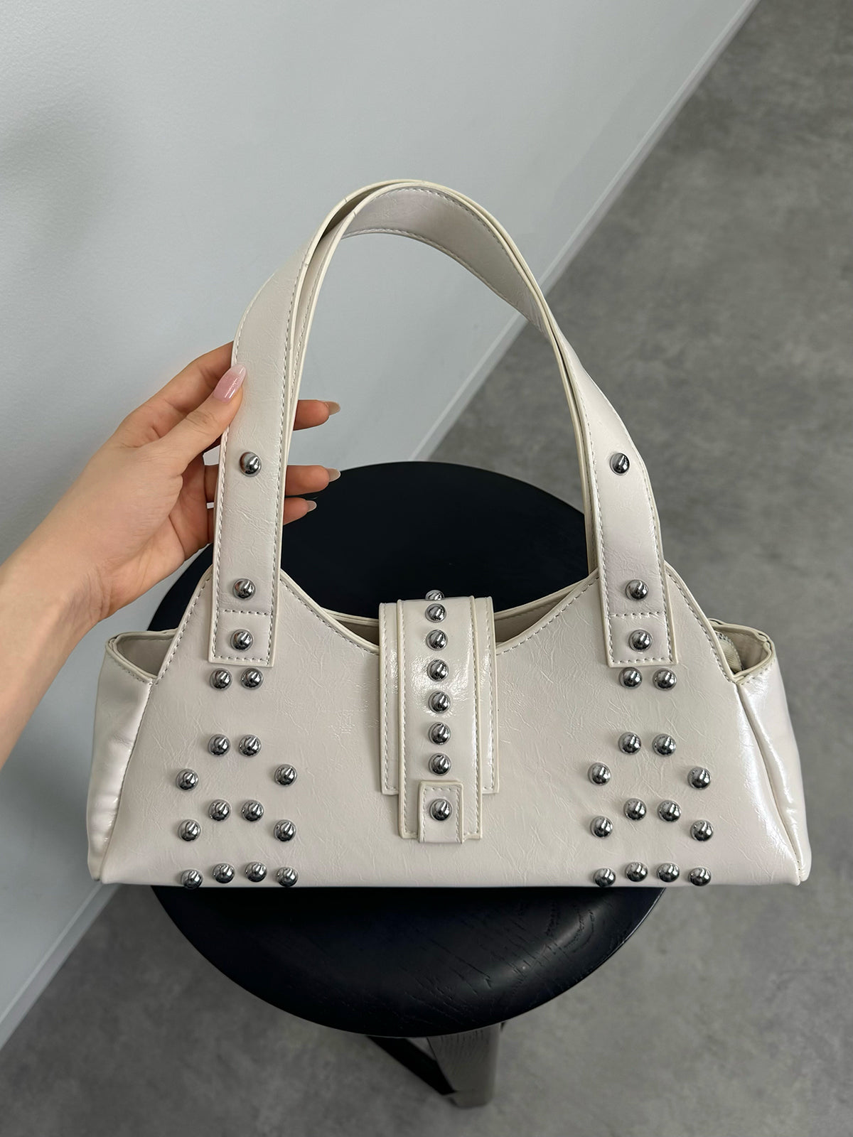 皮革触感铆钉手提包