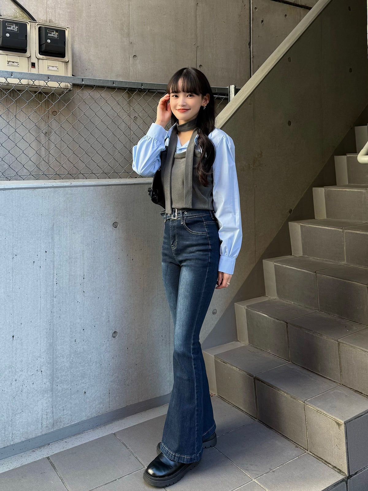 バックルベルトフレアデニムパンツ