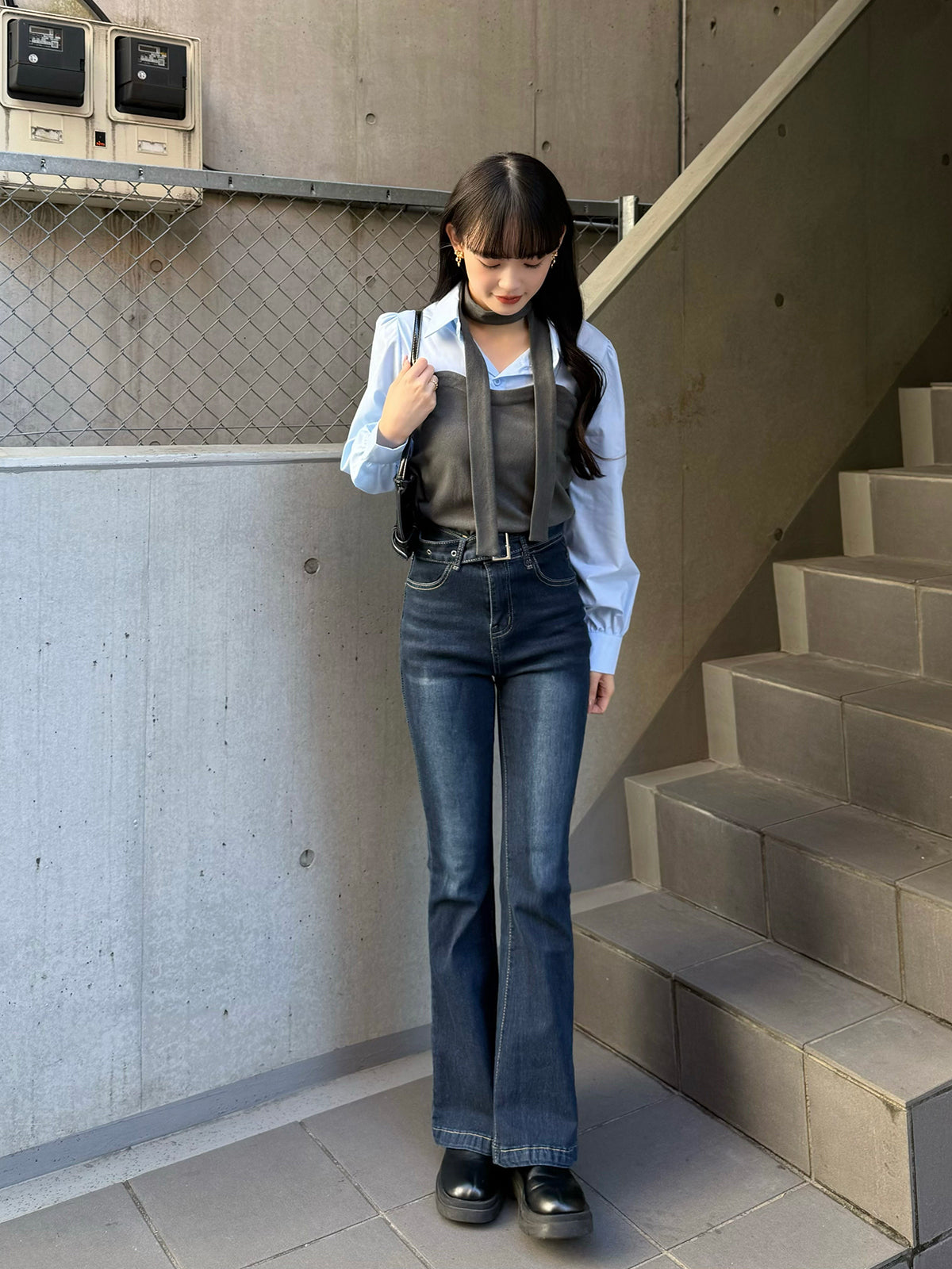 バックルベルトフレアデニムパンツ