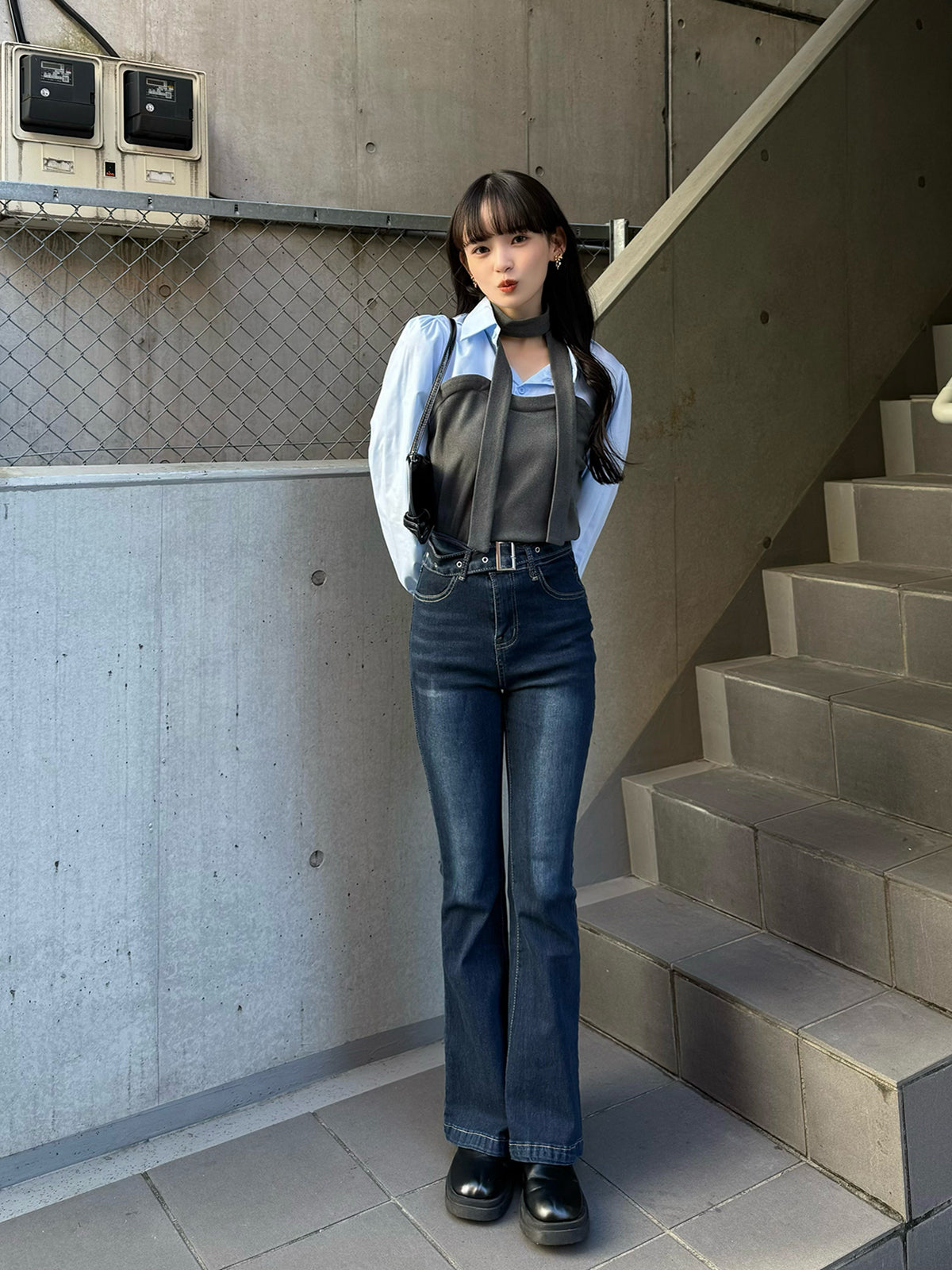 バックルベルトフレアデニムパンツ