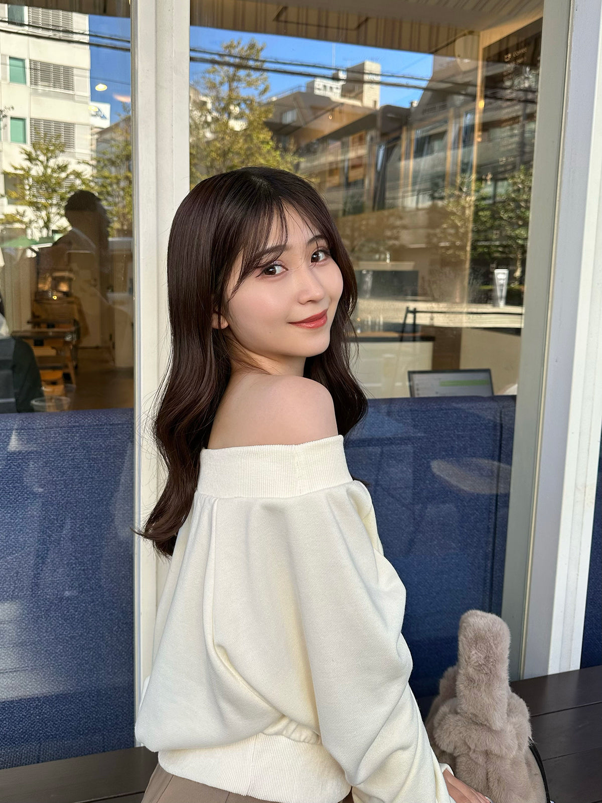 Off-the-shoulder design sweatshirt