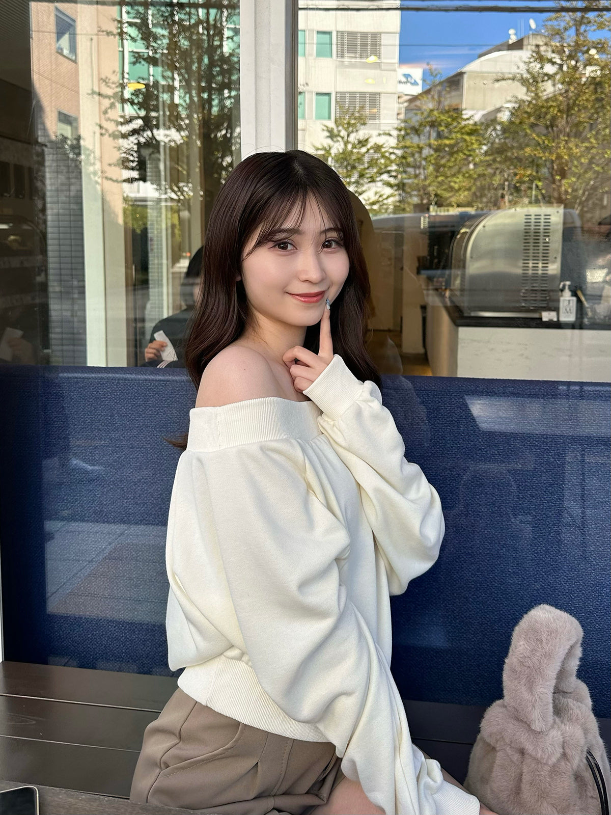 Off-the-shoulder design sweatshirt