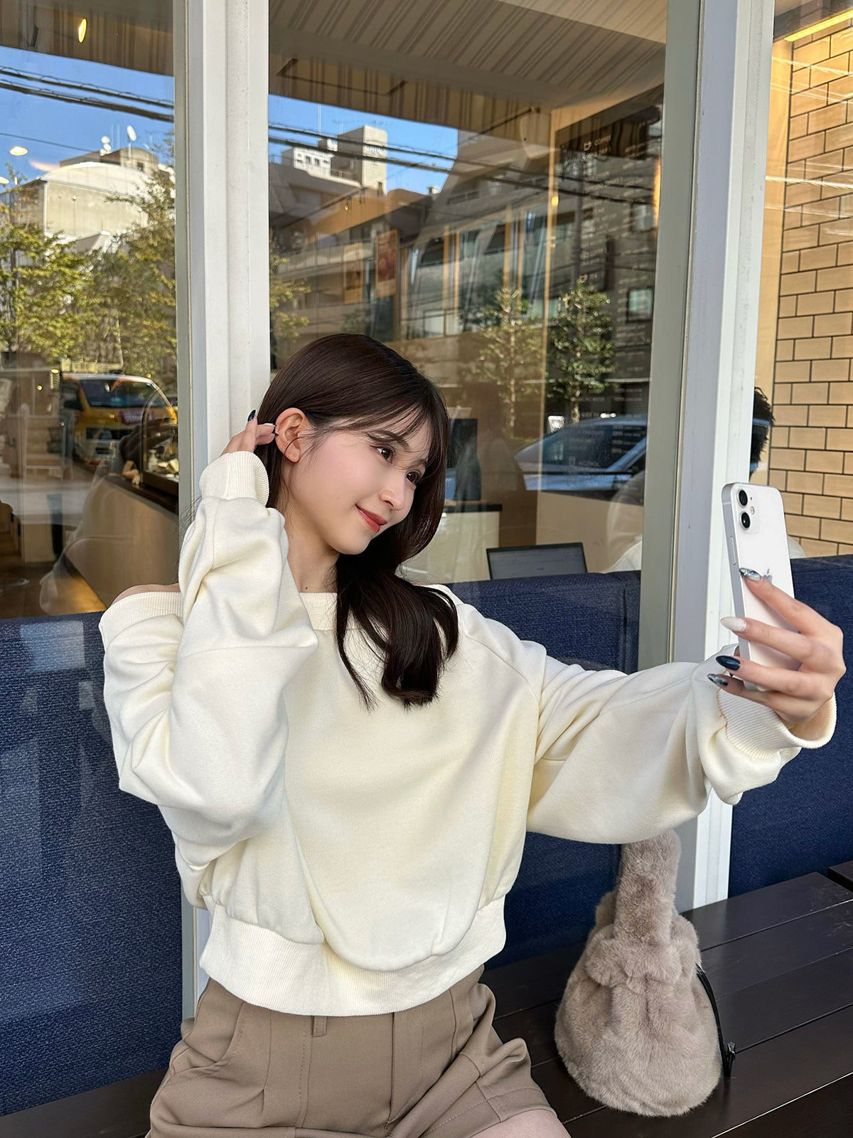 Off-the-shoulder design sweatshirt