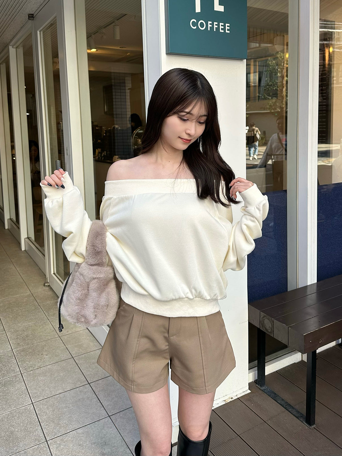 Off-the-shoulder design sweatshirt