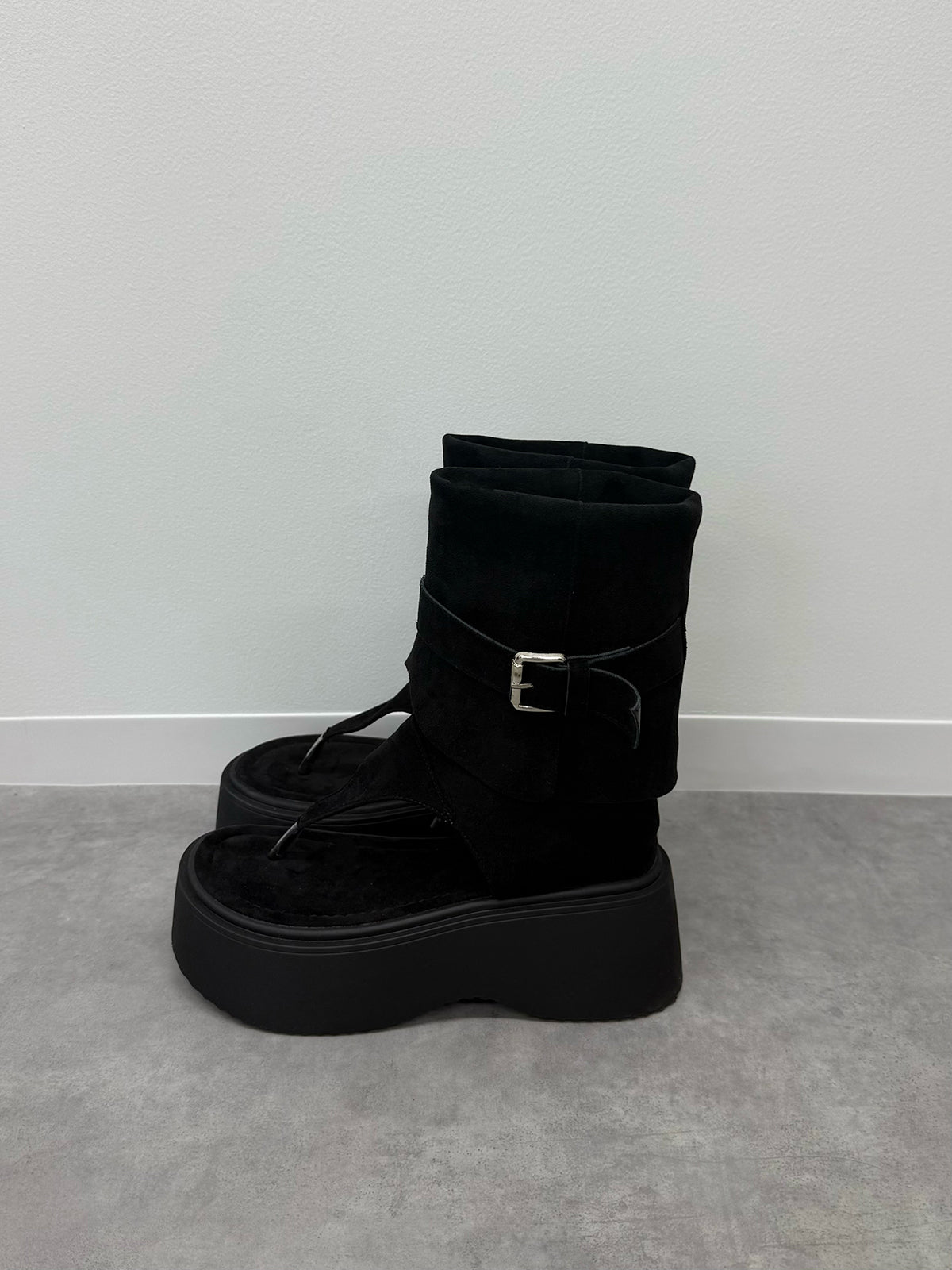 スエードライクトングブーツサンダル