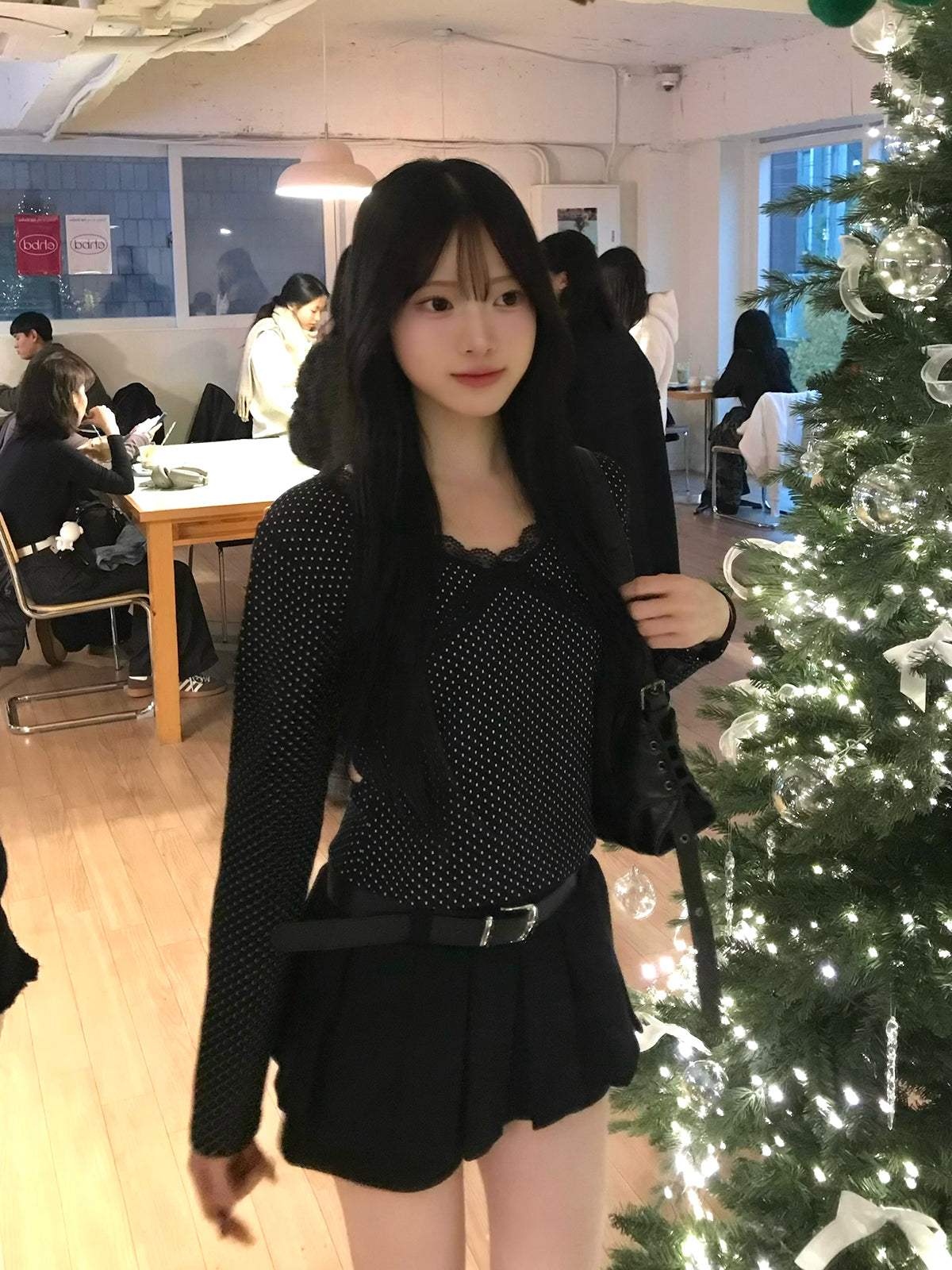 ドットレースVネックカットソー