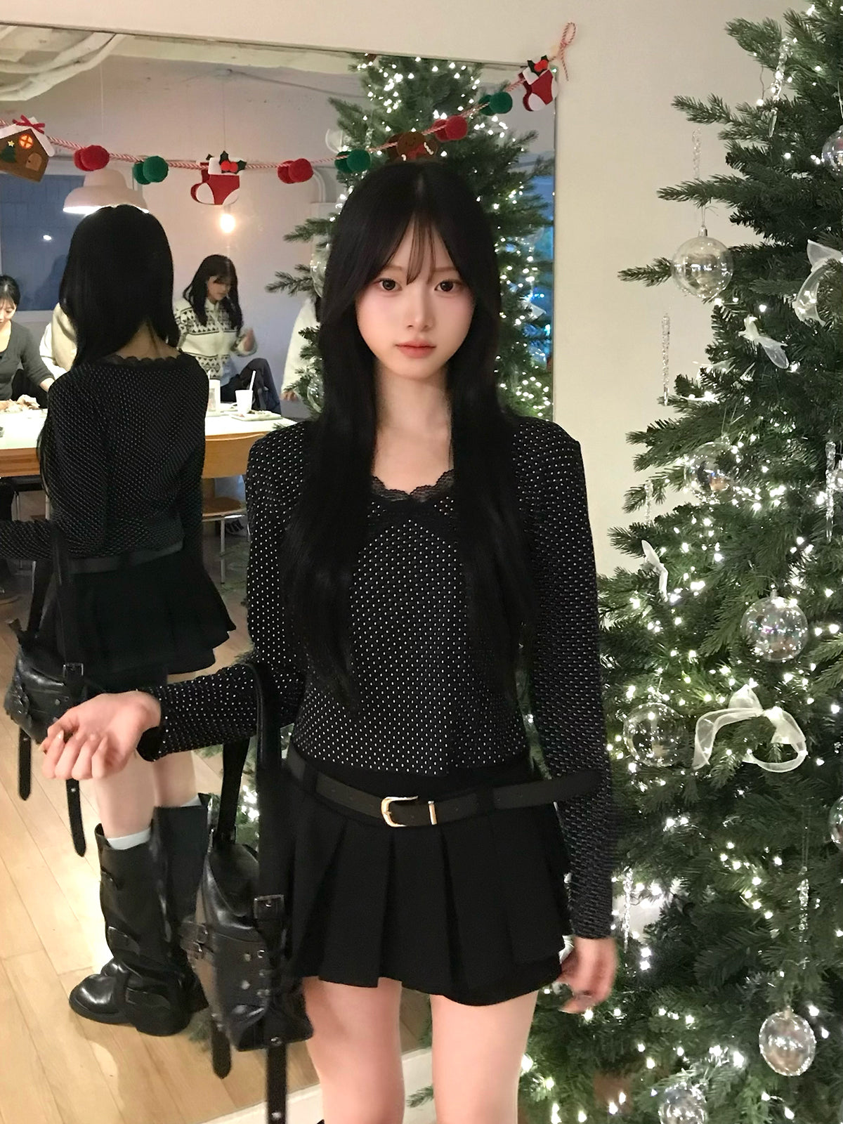 ドットレースVネックカットソー