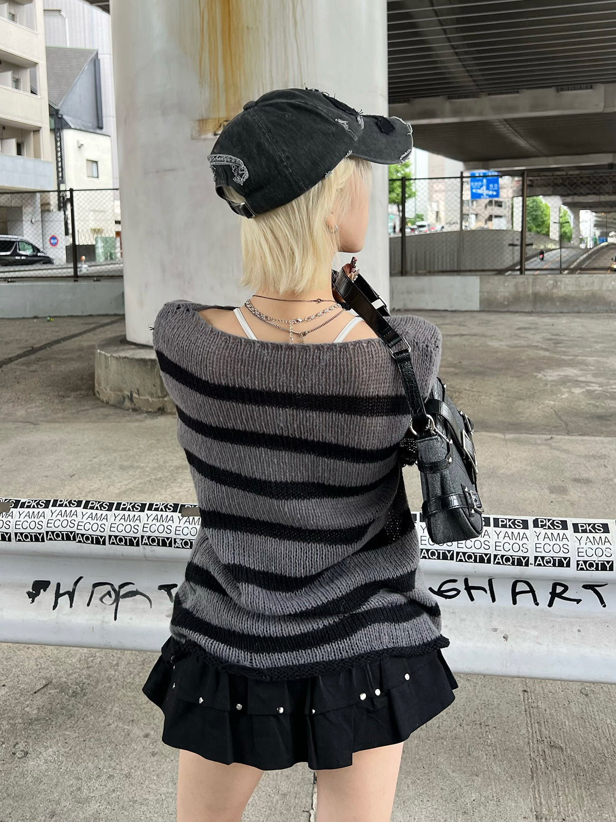 ボーダーダメージニット