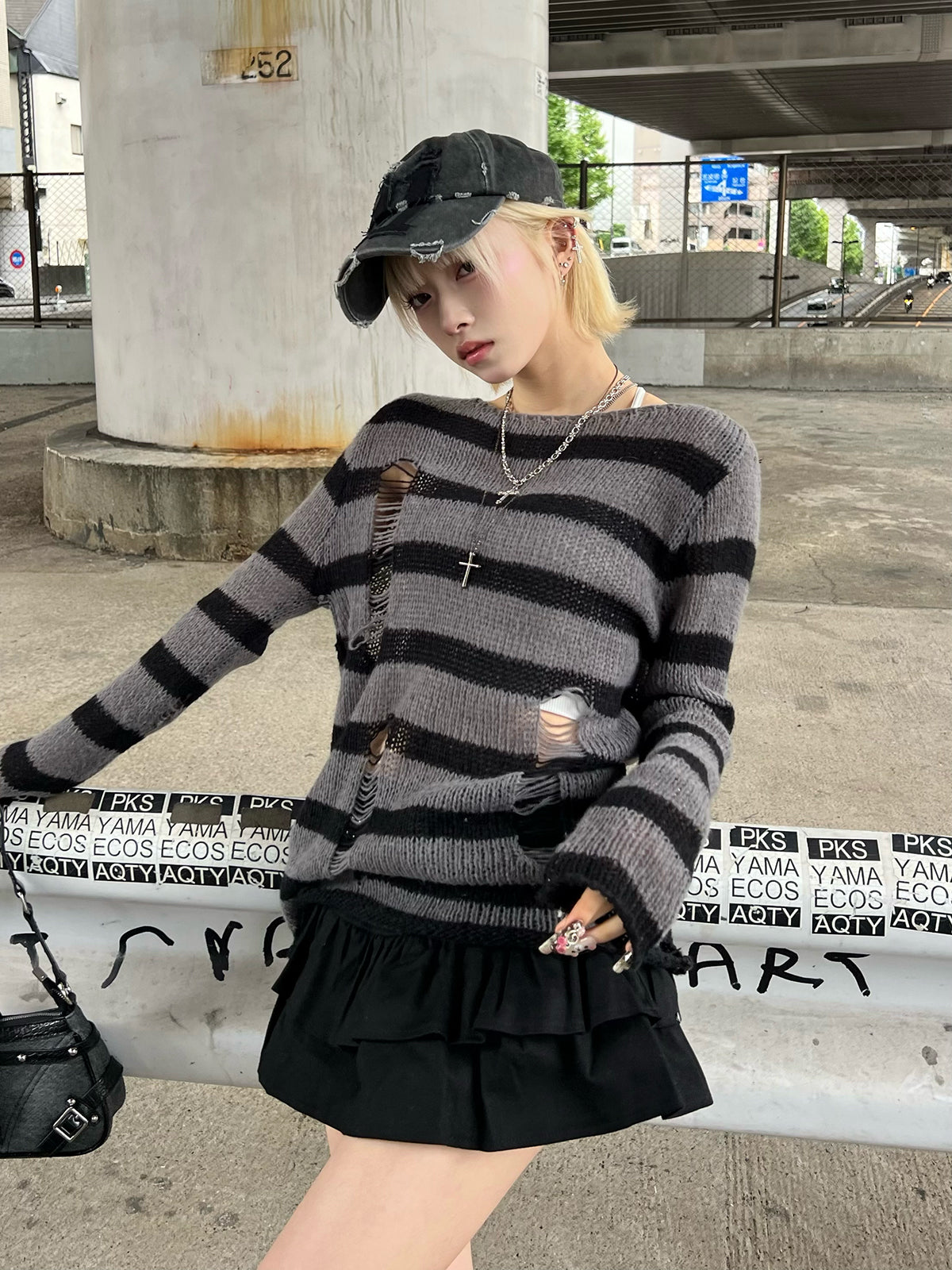 ボーダーダメージニット