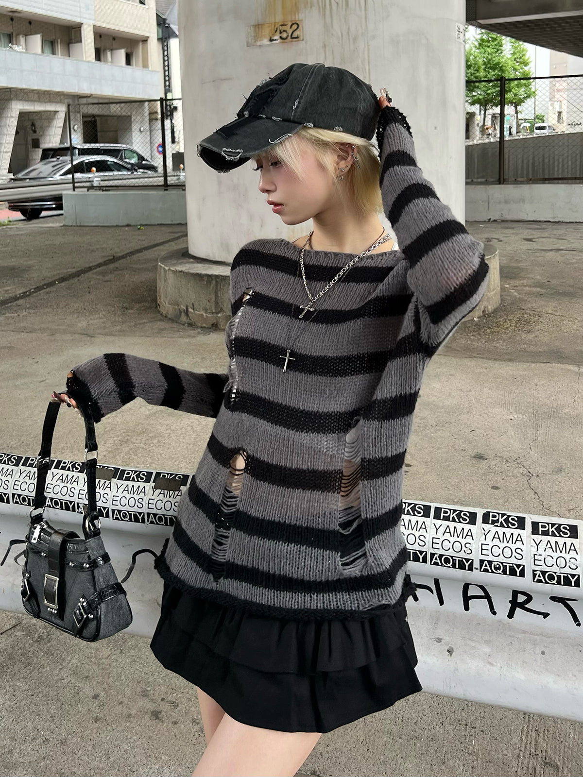 ボーダーダメージニット