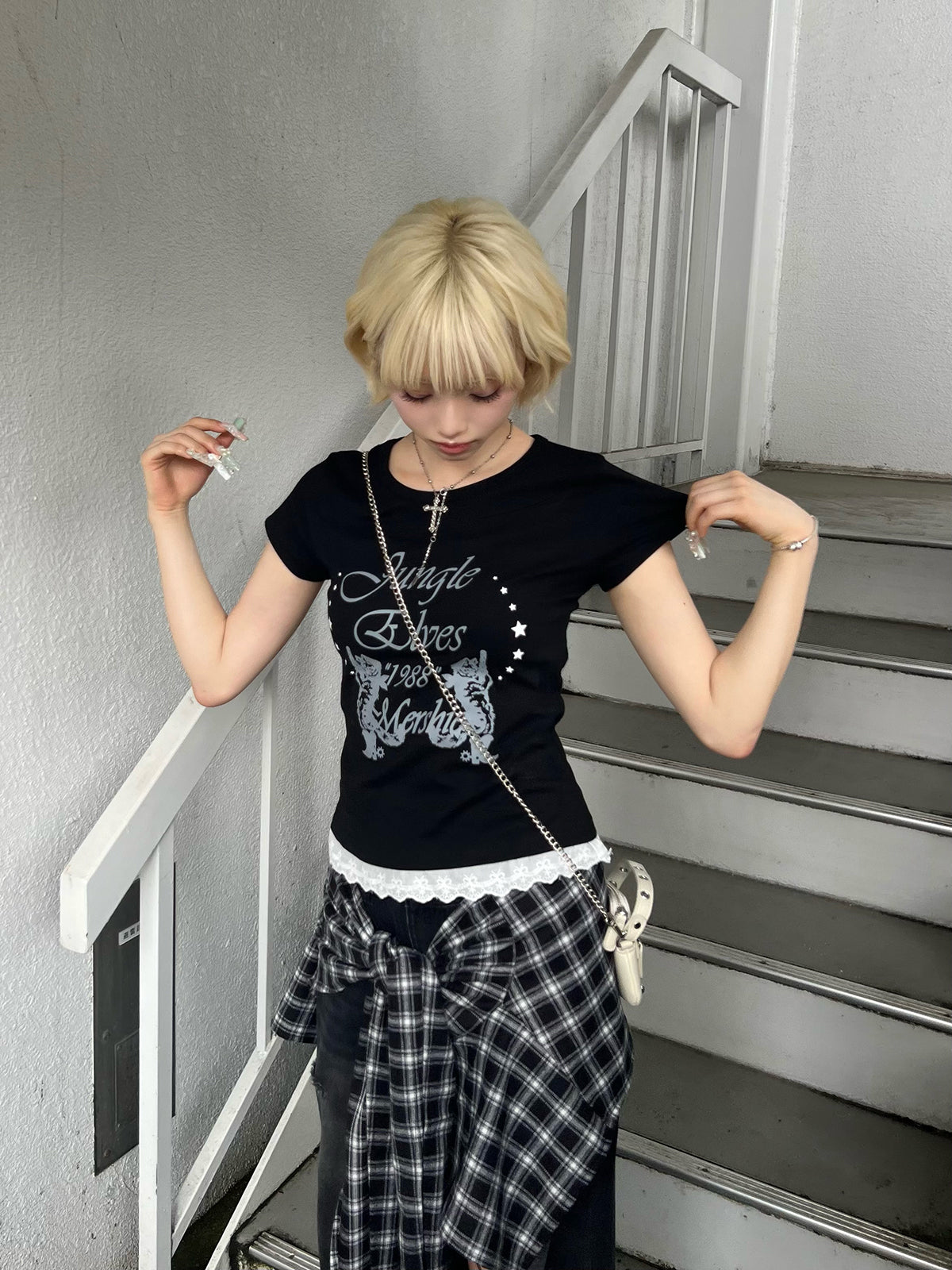 モノトーンフリルヘムTシャツ