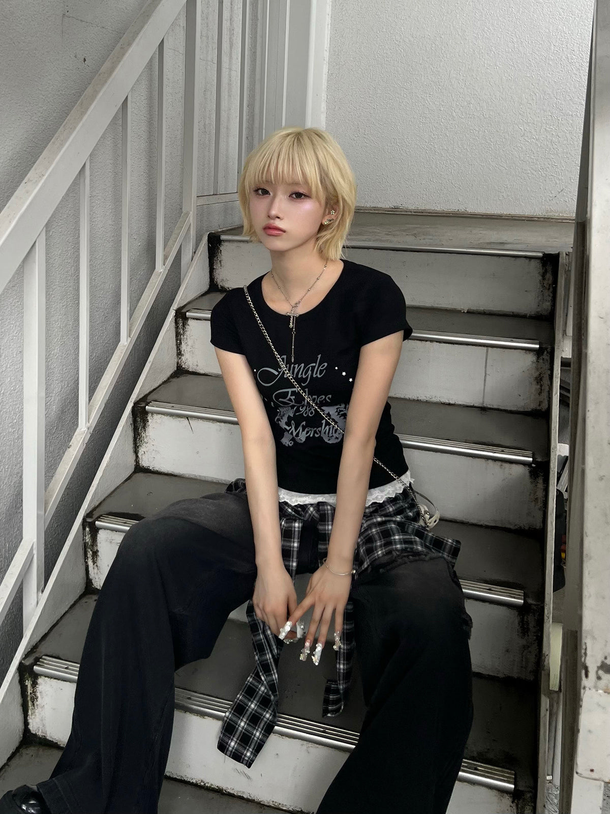 モノトーンフリルヘムTシャツ