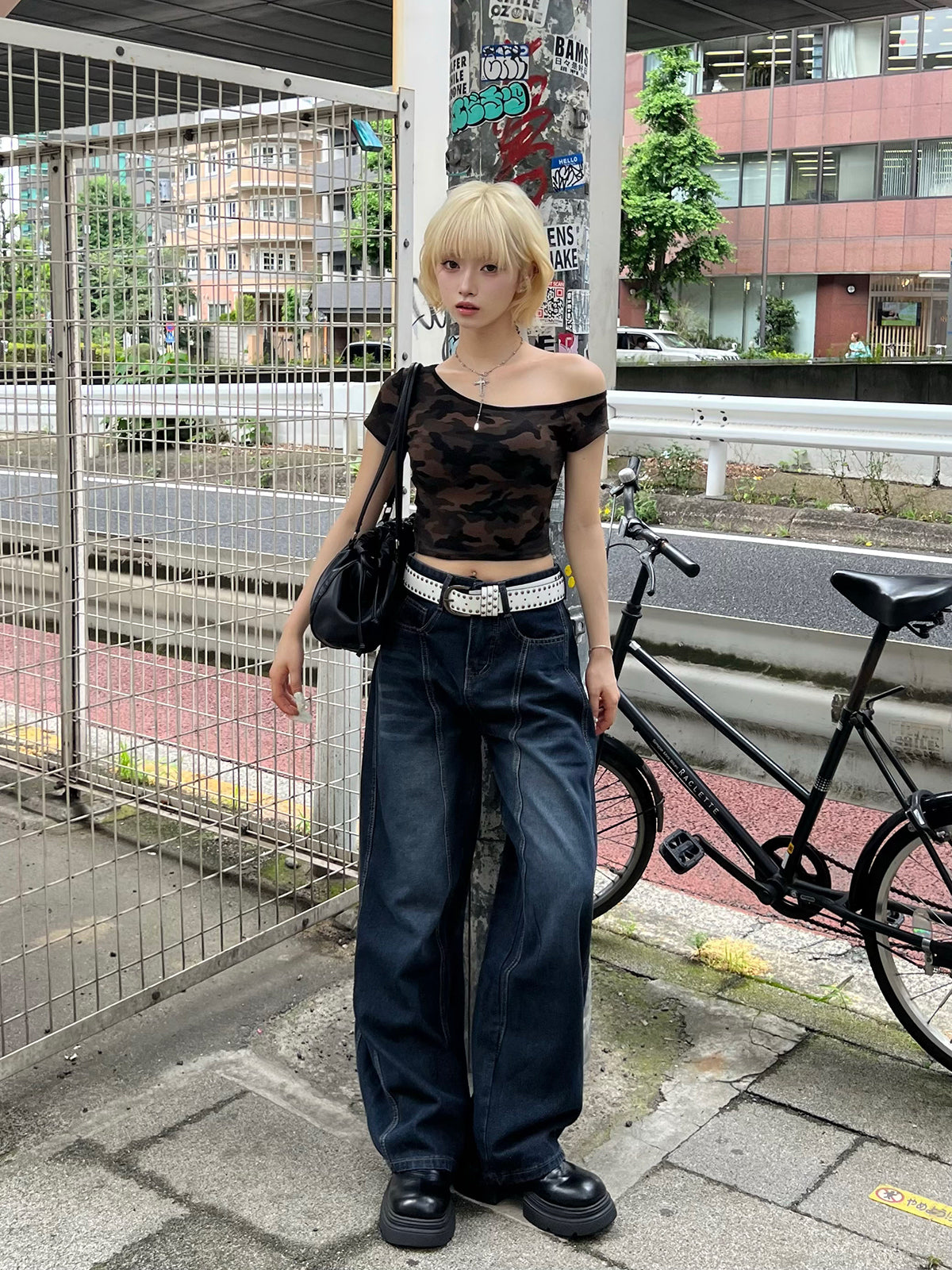 バックロゴカーブワイドデニムパンツ