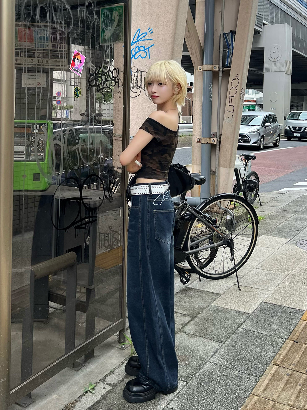 バックロゴカーブワイドデニムパンツ