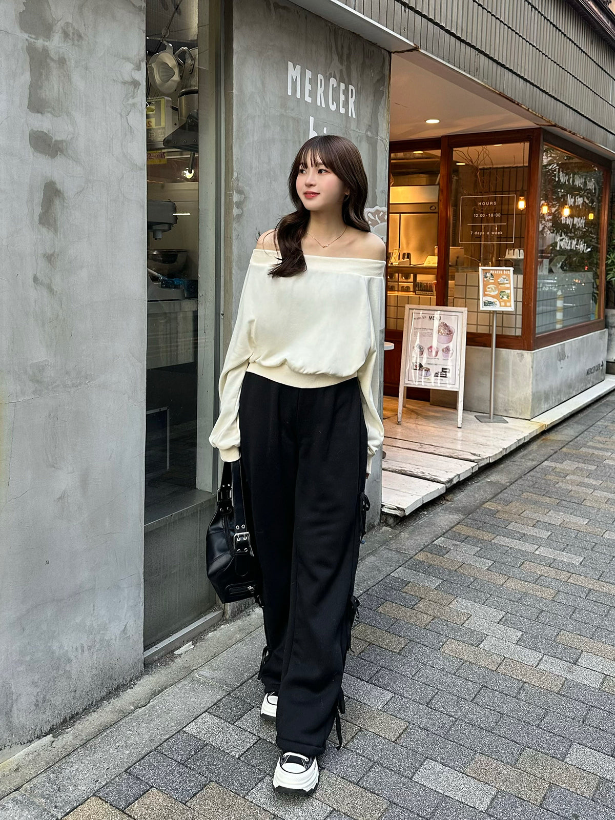 Off-the-shoulder design sweatshirt