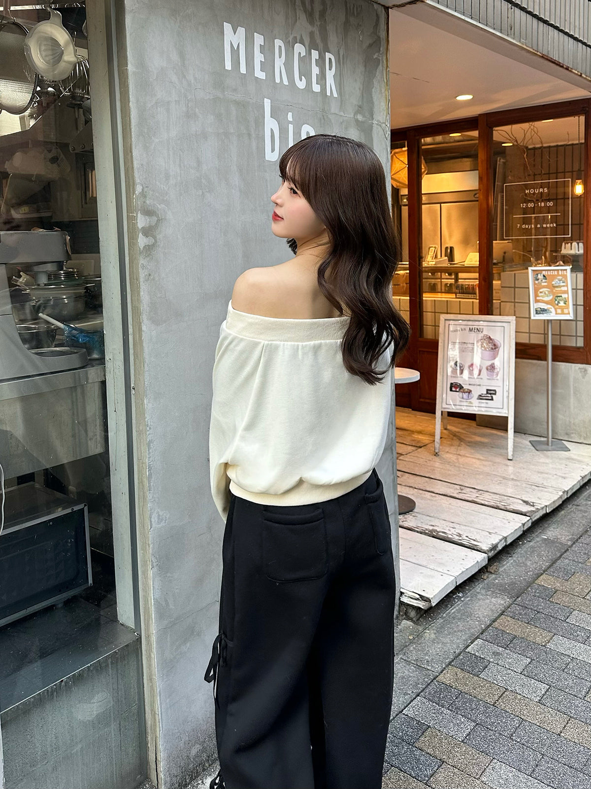 Off-the-shoulder design sweatshirt