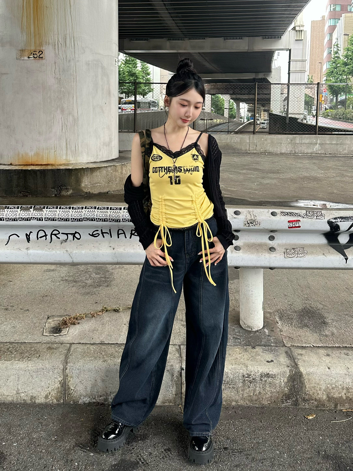 バックロゴカーブワイドデニムパンツ