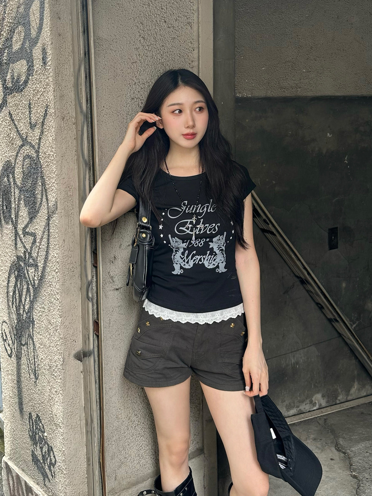 モノトーンフリルヘムTシャツ