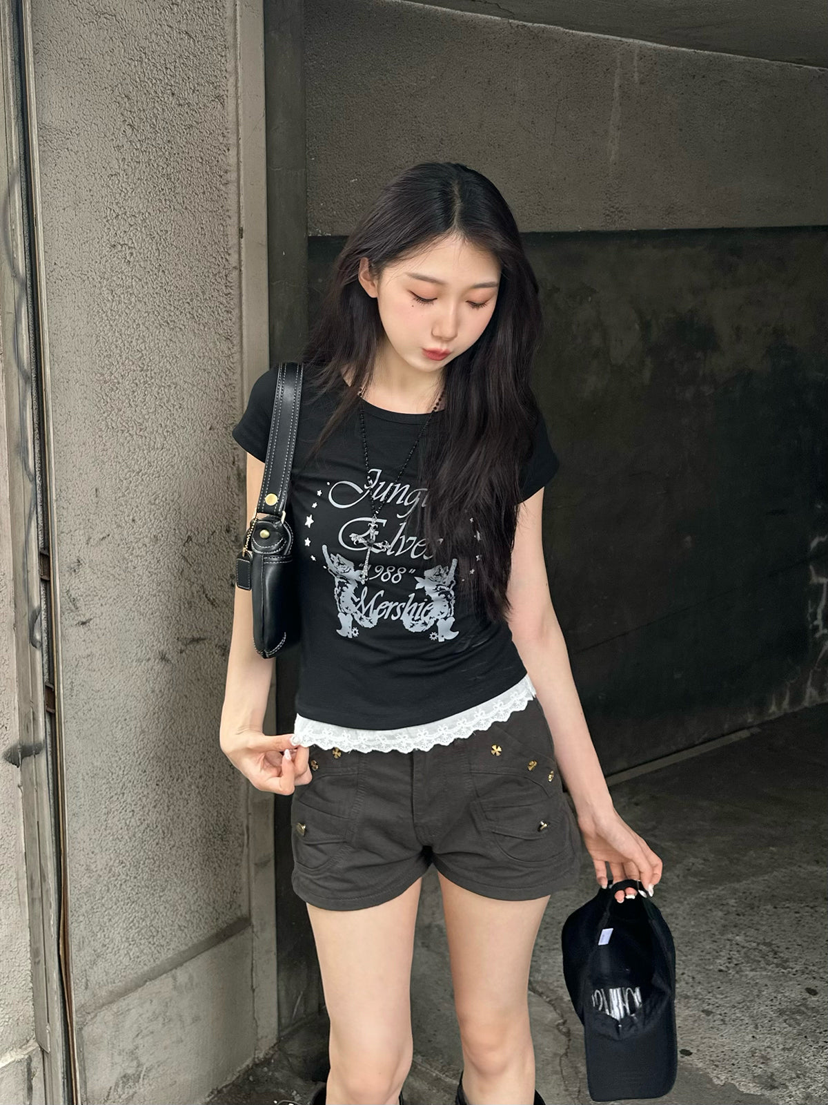 モノトーンフリルヘムTシャツ